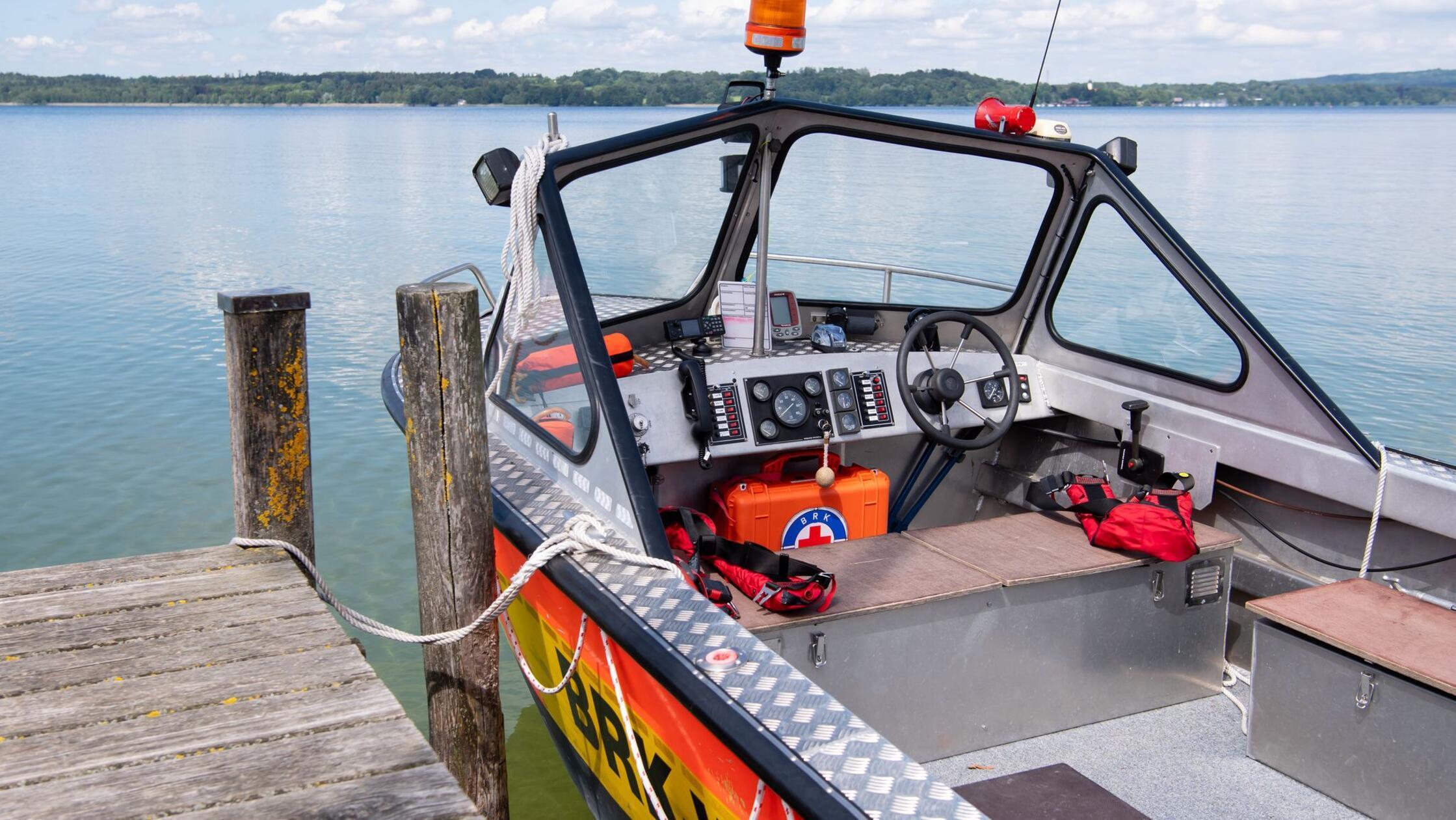 Ein Boot der Wasserwacht liegt am Starnberger See 