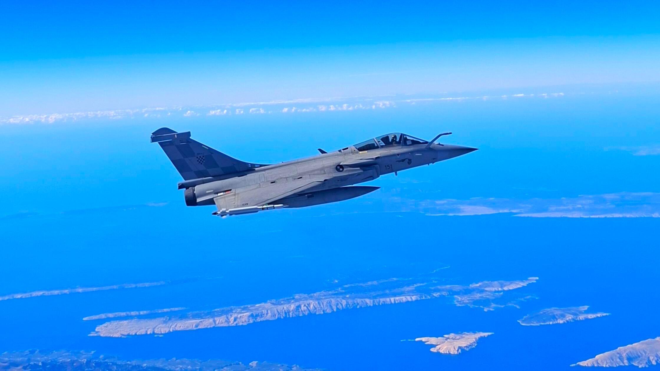 Fighter jets suddenly appeared: This is how passengers experienced the ...