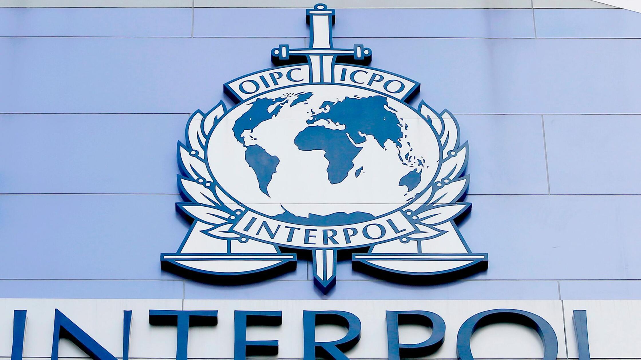 Das Emblem und den Schriftzug von Interpol auf der