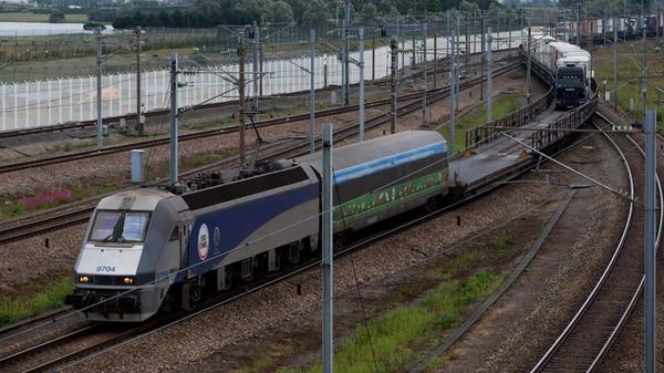 Ein mit Lastwagen beladener Eurotunnel-Zug fährt a