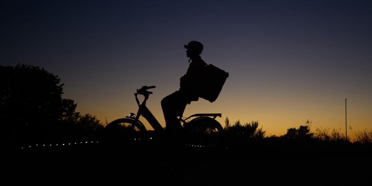 Bei voller Fahrt attackiert: E-Scooter-Fahrer schlägt Radler bei Schwand ...