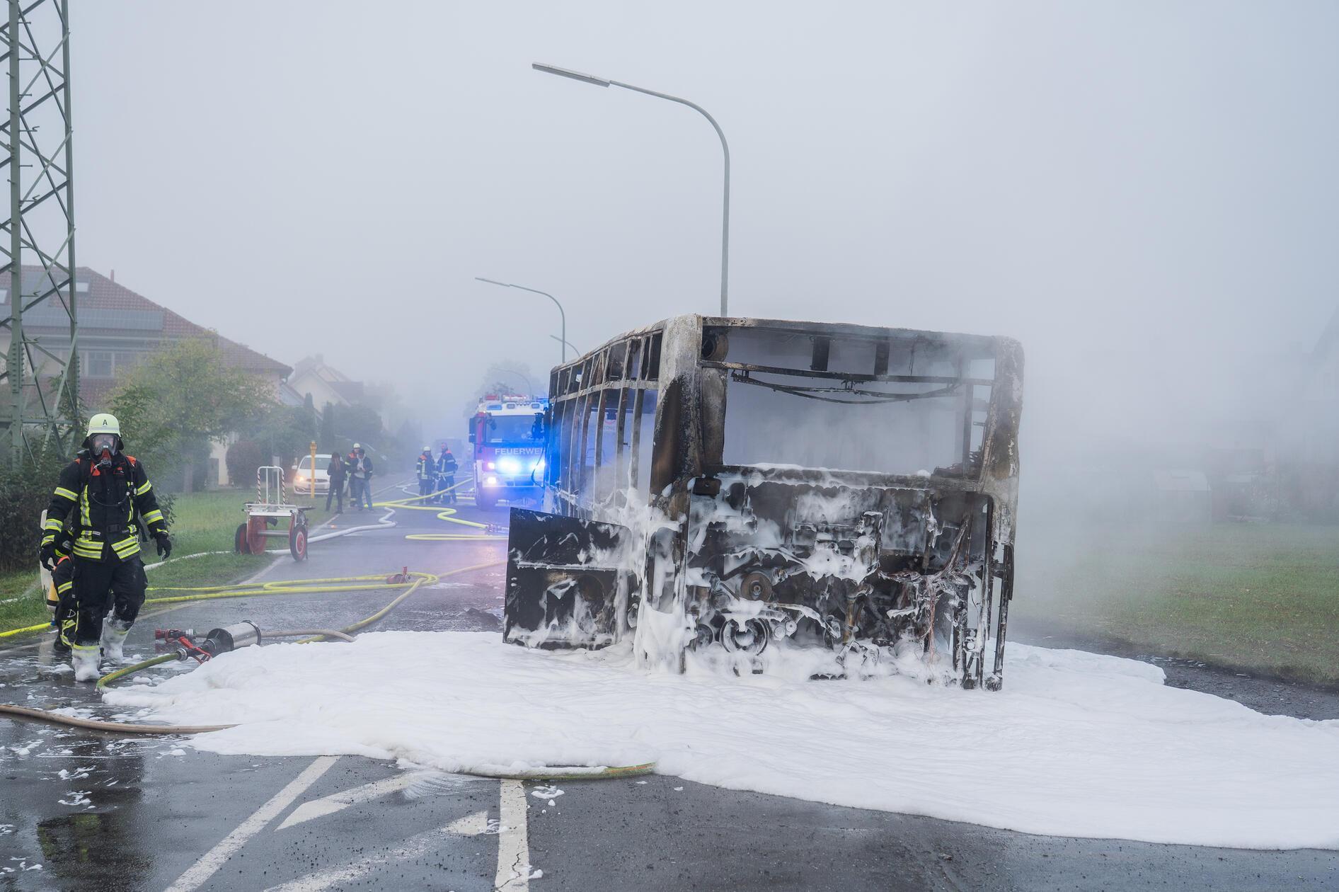 Nach Angaben der Polizei Oberfranken wurde die Rettungsleitstelle gegen 7.25 Uhr alarmiert. Im weiteren Verlauf geriet der Bus in Vollbrand und brannte vollständig aus. 