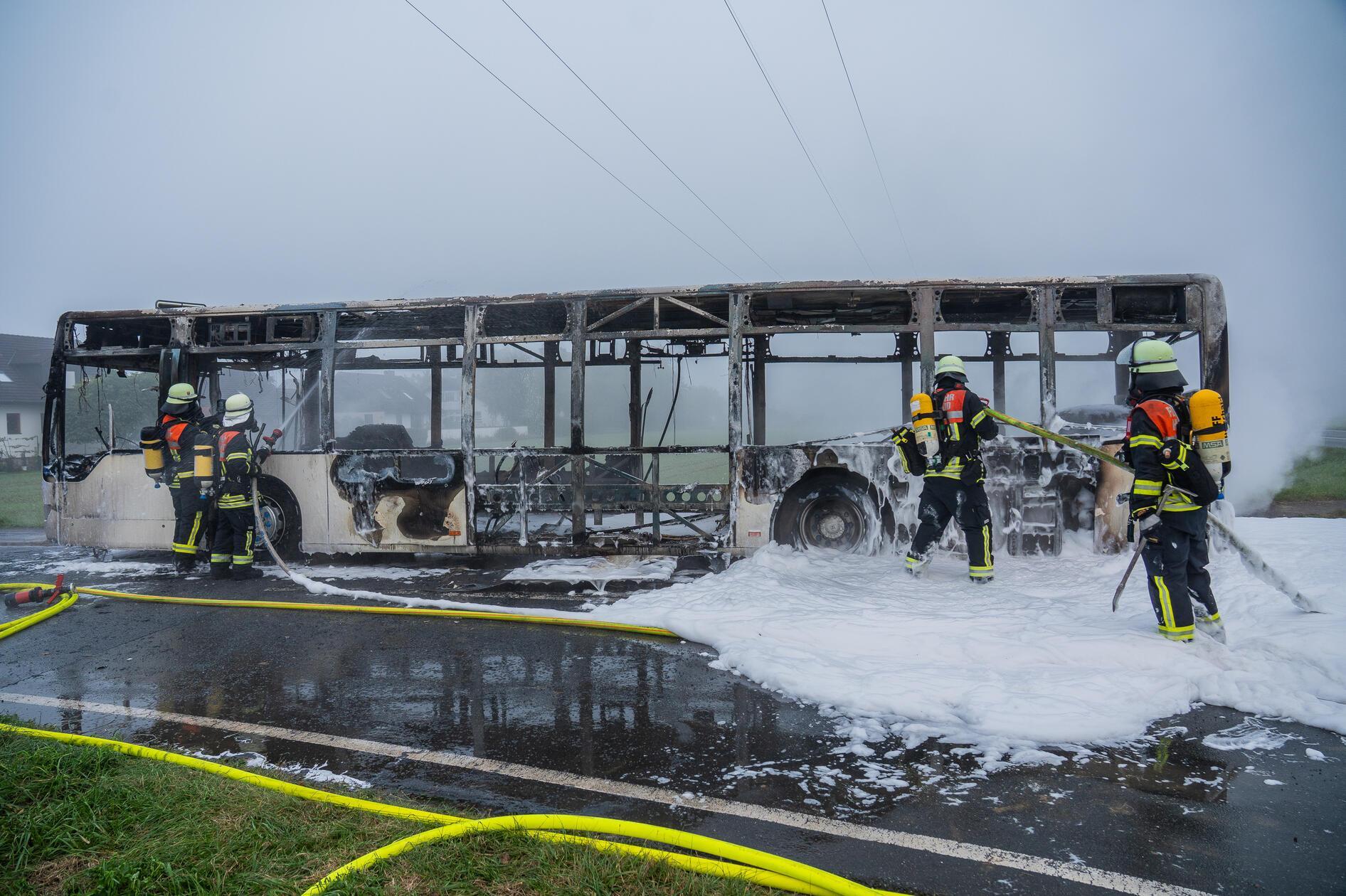 Zahlreiche Kräfte der Feuerwehr waren vor Ort, um den Brand zu löschen. Der Rettungsdienst untersuchte die Schülerinnen und Schüler, sie konnten ihre Fahrt zur Schule anschließend mit einem Ersatzbus fortsetzen.