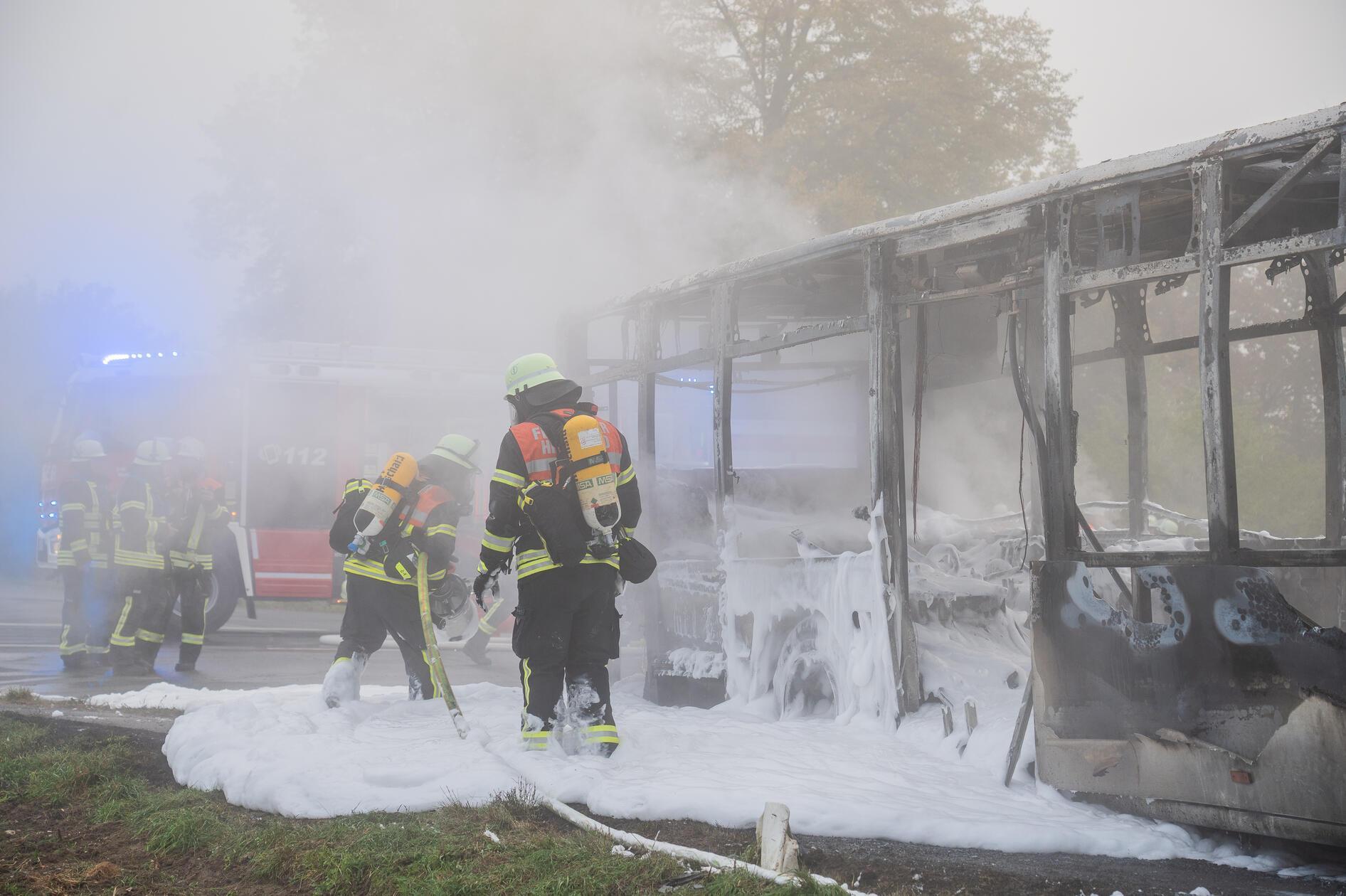 Verletzt wurde laut Informationen der Polizei Oberfranken niemand. Warum der Schulbus Feuer fing, ist bislang unklar.