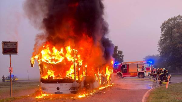 Feuer-Schock auf dem Schulweg: 30 Kinder retten si