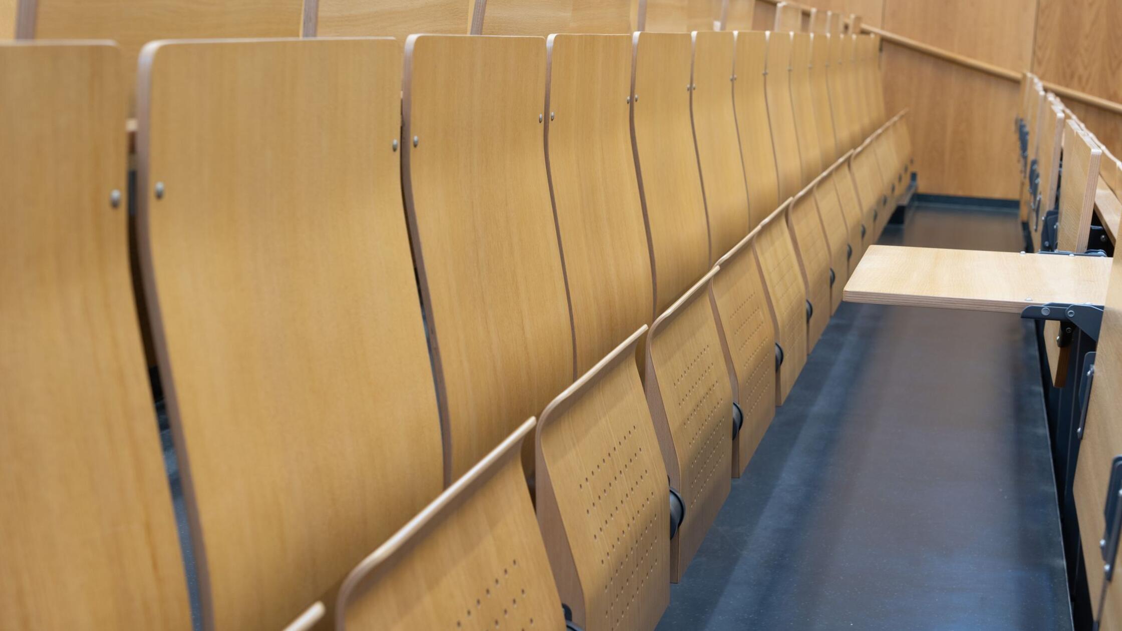 Leere Sitze sind hochgeklappt in einem Hörsaal  (z