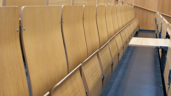 Leere Sitze sind hochgeklappt in einem Hörsaal (z