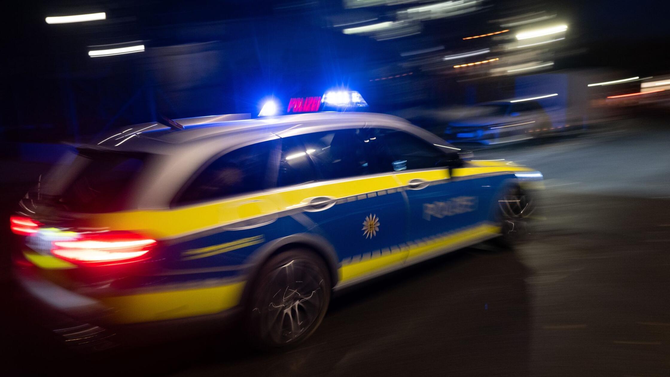 Ein Polizeifahrzeug fährt im Rahmen eines Fototerm