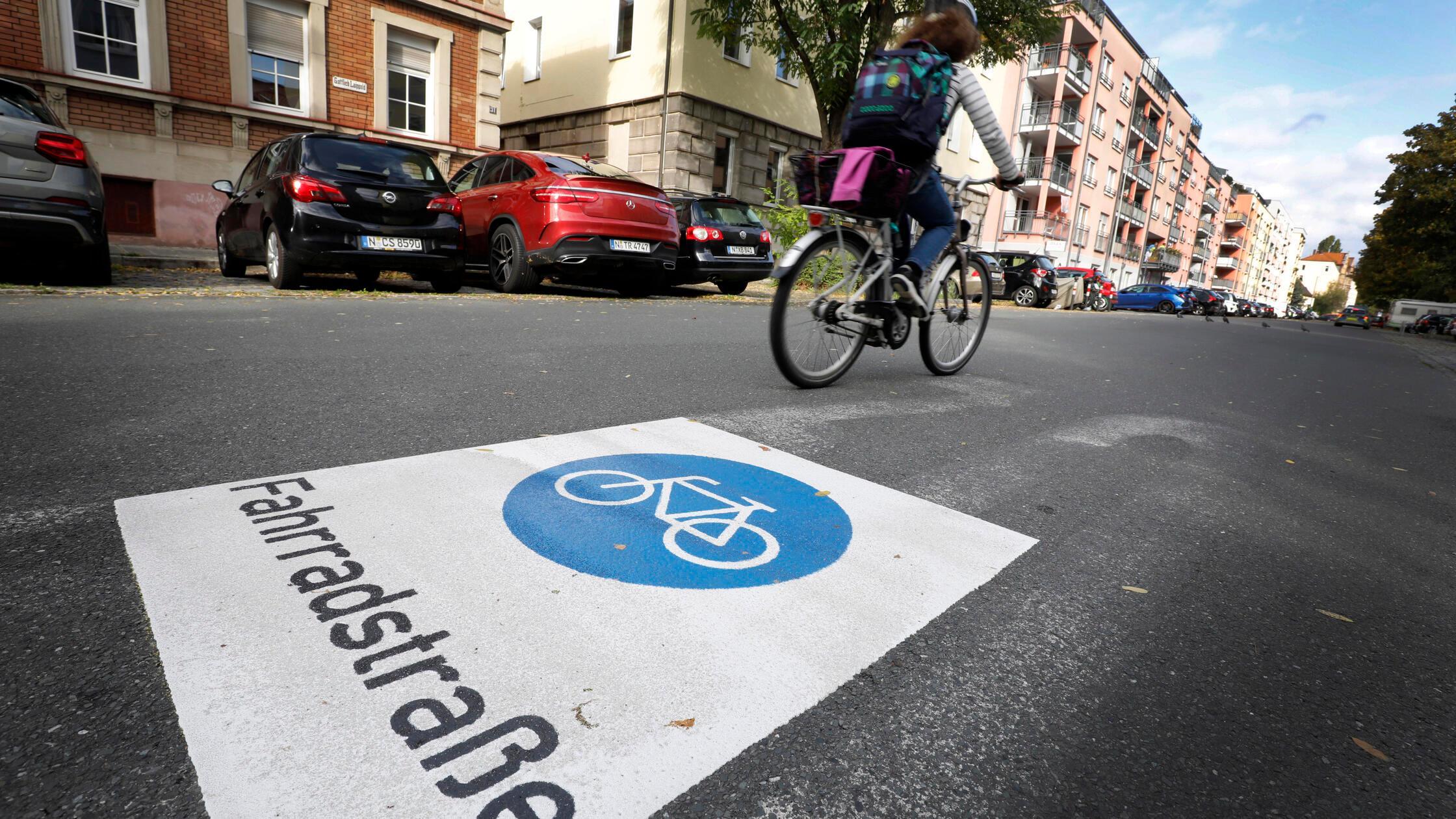 Concern about bike path construction due to budget freeze in Nuremberg: ...