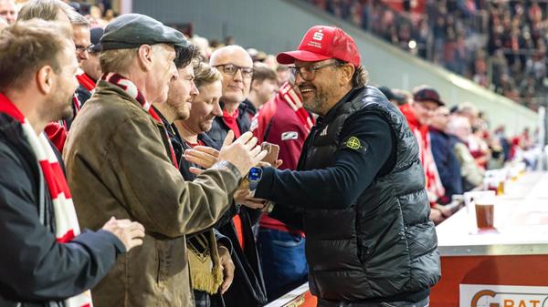 16.10.2026, Brandenburg, Cottbus: Fußball, Männer: 2. Bundesliga, Energie Cottbus - 1. FC Nürnberg, 8. Spieltag, LEAG Energie Stadion. Trainer Claus-Dieter Wollitz (FC Energie Cottbus) begrüßt Besucher. Foto: Frank Hammerschmidt/dpa +++ dpa-Bildfunk +++
