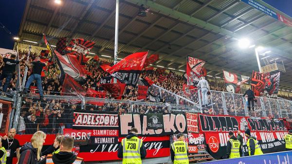 16.10.2026 --- Fussball --- Saison 2026 2027 --- 2. Fussball - Bundesliga --- 08. Spieltag: FC Energie Cottbus FCE - 1. FC Nürnberg FCN ( Club ) --- Foto: Sportfoto Zink / DaMa --- xdaxmax --- DFL regulations prohibit any use of photographs as image sequences and/or quasi-video - only for editorial use ---
Clubfan / Clubfans / FCN-Fans / Fans im Gästeblock