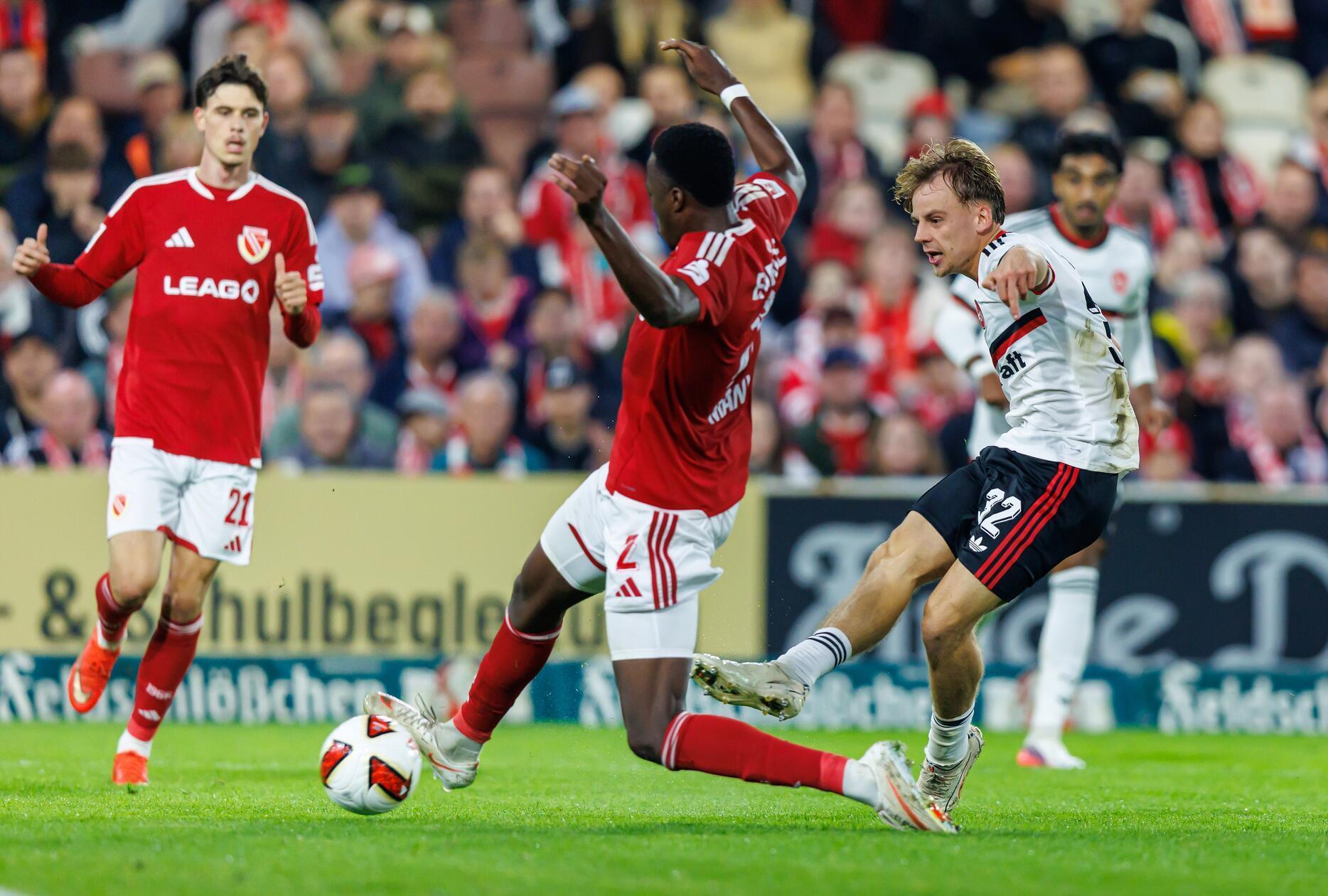 16.10.2026 --- Fussball --- Saison 2026 2027 --- 2. Fussball - Bundesliga --- 08. Spieltag: FC Energie Cottbus FCE - 1. FC Nürnberg FCN ( Club ) --- Foto: Sportfoto Zink / DaMa --- xdaxmax --- DFL regulations prohibit any use of photographs as image sequences and/or quasi-video - only for editorial use --- 

Tim Janisch (32, 1. FC Nürnberg / FCN ) mit Torschuss gg King Manu (2, Energie Cottbus )