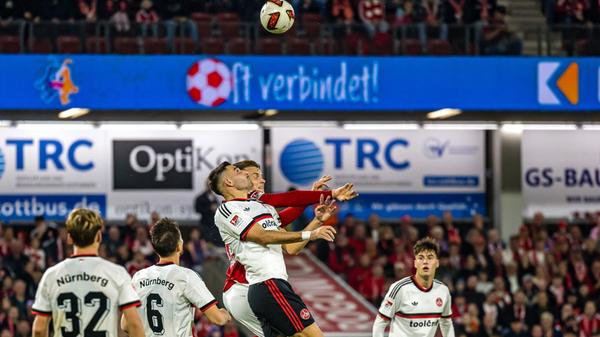 16.10.2026, Brandenburg, Cottbus: Fußball, Männer: 2. Bundesliga, Energie Cottbus - 1. FC Nürnberg, 8. Spieltag, LEAG Energie Stadion. Alexios Kalogeropoulos (1. FC Nürnberg) und Moritz Hannemann (FC Energie Cottbus) sind zum Kopfball in der Luft. Foto: Frank Hammerschmidt/dpa +++ dpa-Bildfunk +++