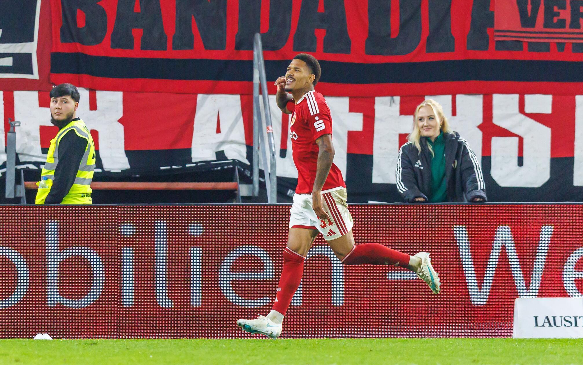 16.10.2026 --- Fussball --- Saison 2026 2027 --- 2. Fussball - Bundesliga --- 08. Spieltag: FC Energie Cottbus FCE - 1. FC Nürnberg FCN ( Club ) --- Foto: Sportfoto Zink / DaMa --- xdaxmax --- DFL regulations prohibit any use of photographs as image sequences and/or quasi-video - only for editorial use --- 

Jubel / Freude / Torjubel nach Tor zum 1:0 - Justin Butler (31, Energie Cottbus ) jubelt freut sich - Torschütze: Justin Butler (31, Energie Cottbus )