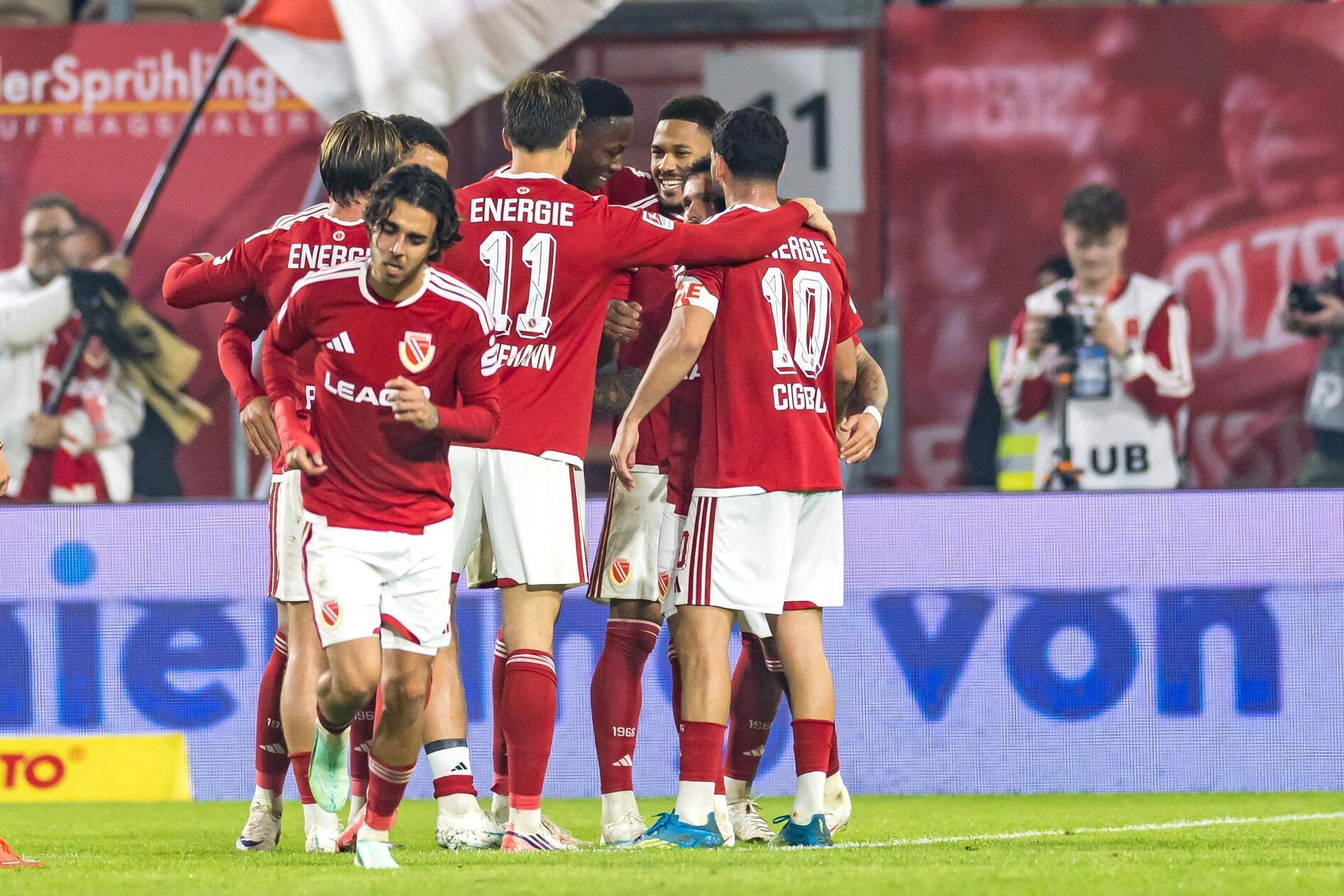 16.10.2026, Brandenburg, Cottbus: Fußball, Männer: 2. Bundesliga, Energie Cottbus - 1. FC Nürnberg, 8. Spieltag, LEAG Energie Stadion. Spieler von Cottbus jubeln nach dem Treffer zum 1:0 Foto: Frank Hammerschmidt/dpa +++ dpa-Bildfunk +++