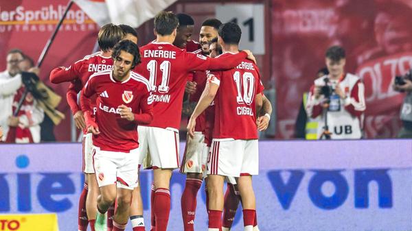 16.10.2026, Brandenburg, Cottbus: Fußball, Männer: 2. Bundesliga, Energie Cottbus - 1. FC Nürnberg, 8. Spieltag, LEAG Energie Stadion. Spieler von Cottbus jubeln nach dem Treffer zum 1:0 Foto: Frank Hammerschmidt/dpa +++ dpa-Bildfunk +++