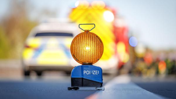 Eine Polizeiabsperrung steht auf einer Fahrspur de