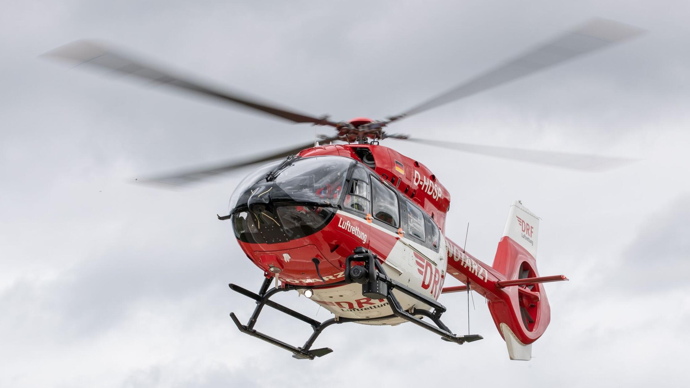 Ein Rettungshubschrauber fliegt in der Luft. (zu d