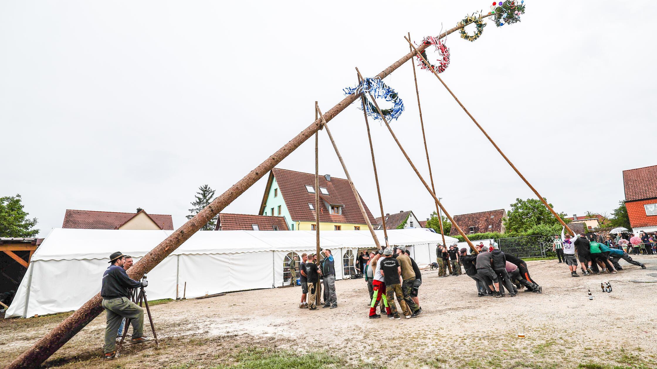leinburg-kirchweih-baumaufstellen