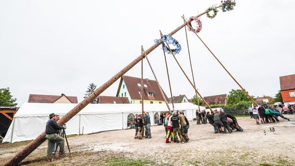 leinburg-kirchweih-baumaufstellen