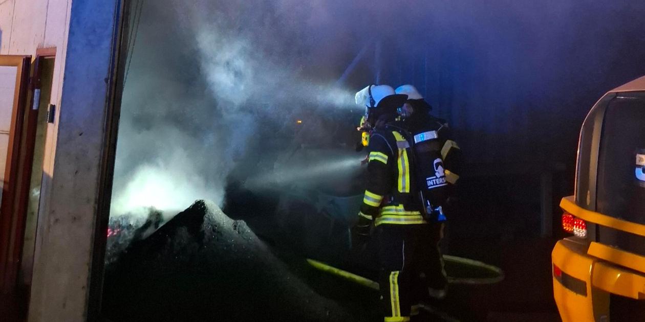 Fire in pyrolysis plant in Offenhausen: Firefighters on duty for hours