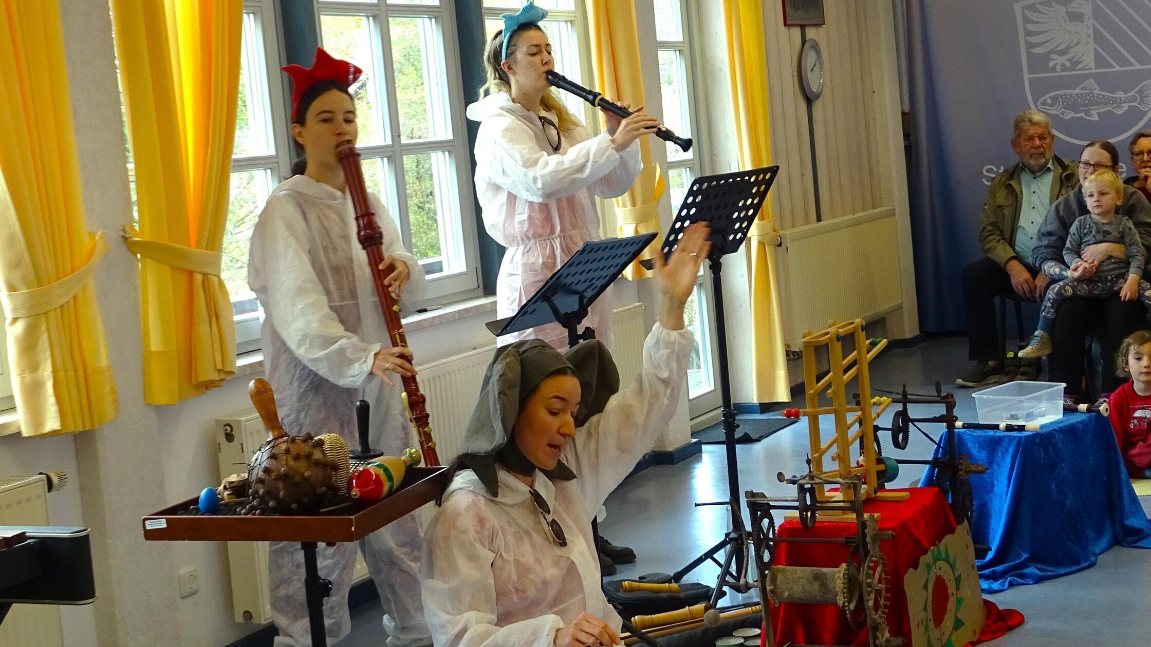 Musikhalle Velden erlebte Reise durch Epochen: Trio Triole band Kinder ...