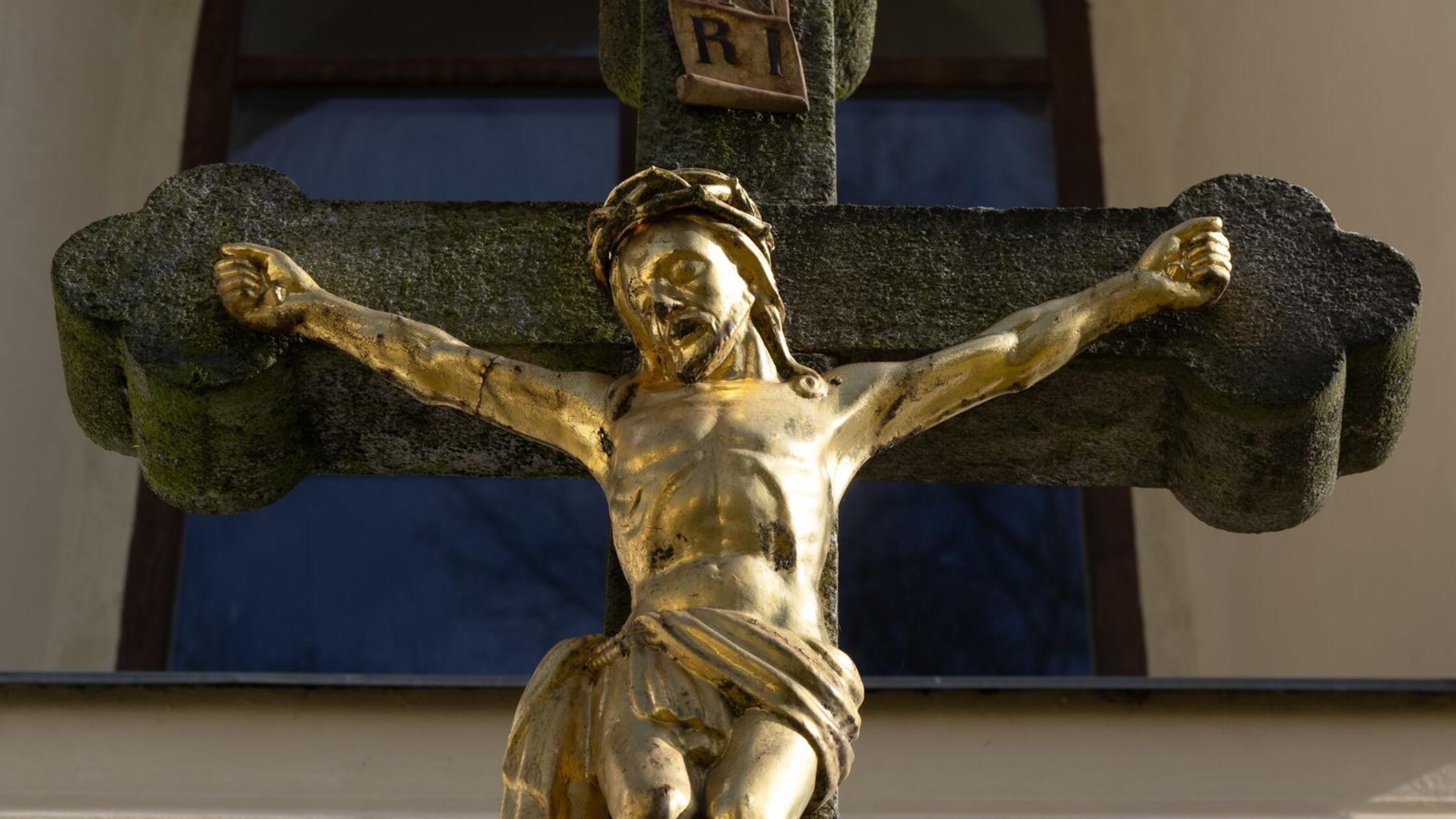 Ein Kreuz steht am ehemaligen Zisterzienserkloster