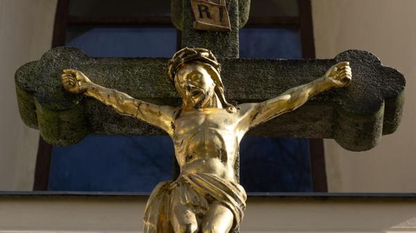Ein Kreuz steht am ehemaligen Zisterzienserkloster