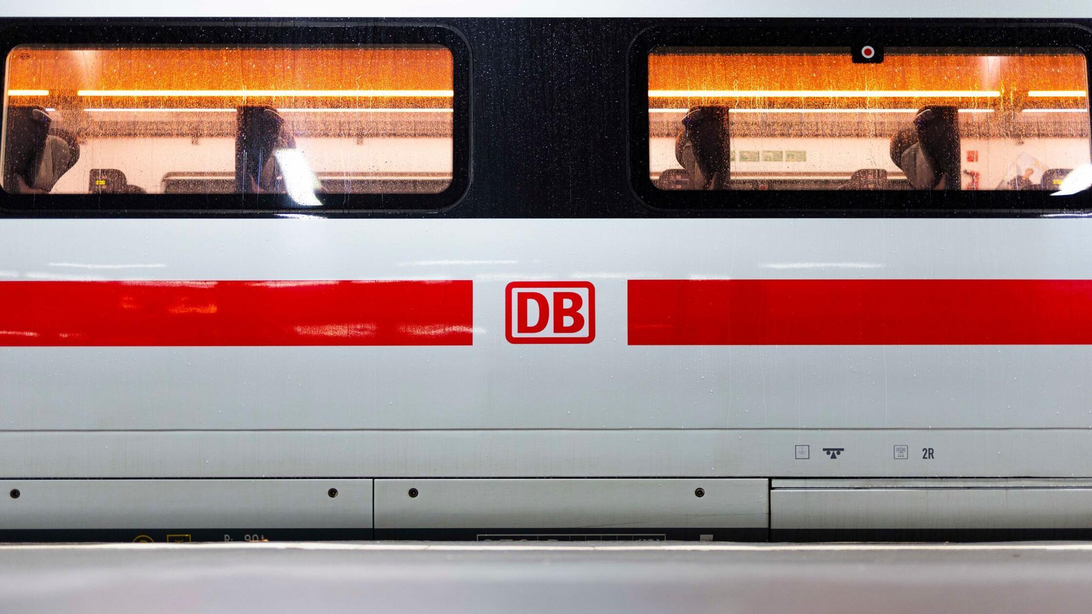 Das Logo der Deutschen Bahn ist an einem Wagen ein