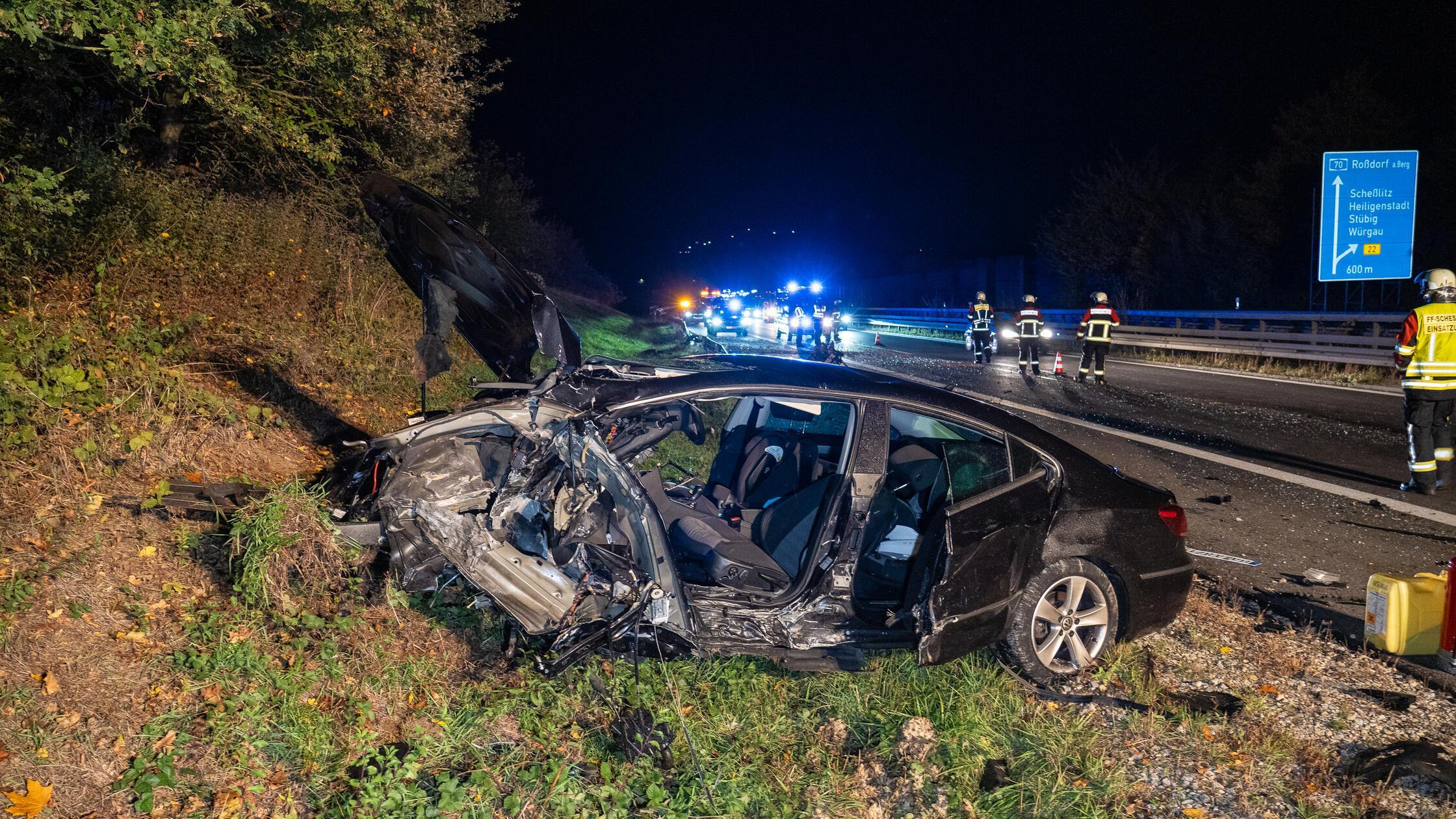 Fahrzeug vÃ¶llig zerfetzt - Pkw rast auf A70 in Un