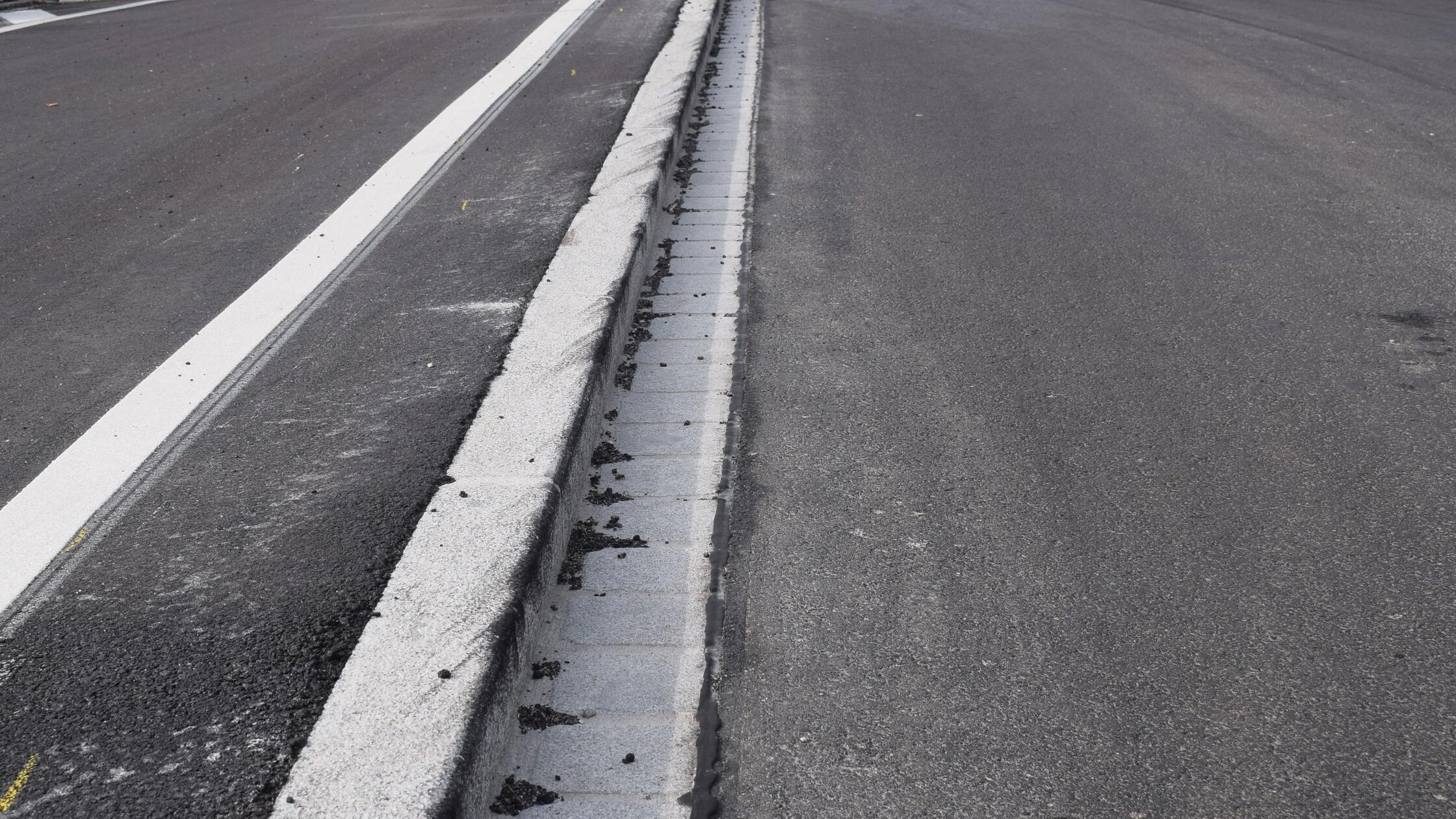 Hazardous spot on Mainbachstrasse: Haag repairs tire damage by adjusting ...