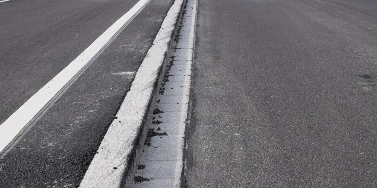 Hazardous spot on Mainbachstrasse: Haag repairs tire damage by adjusting ...