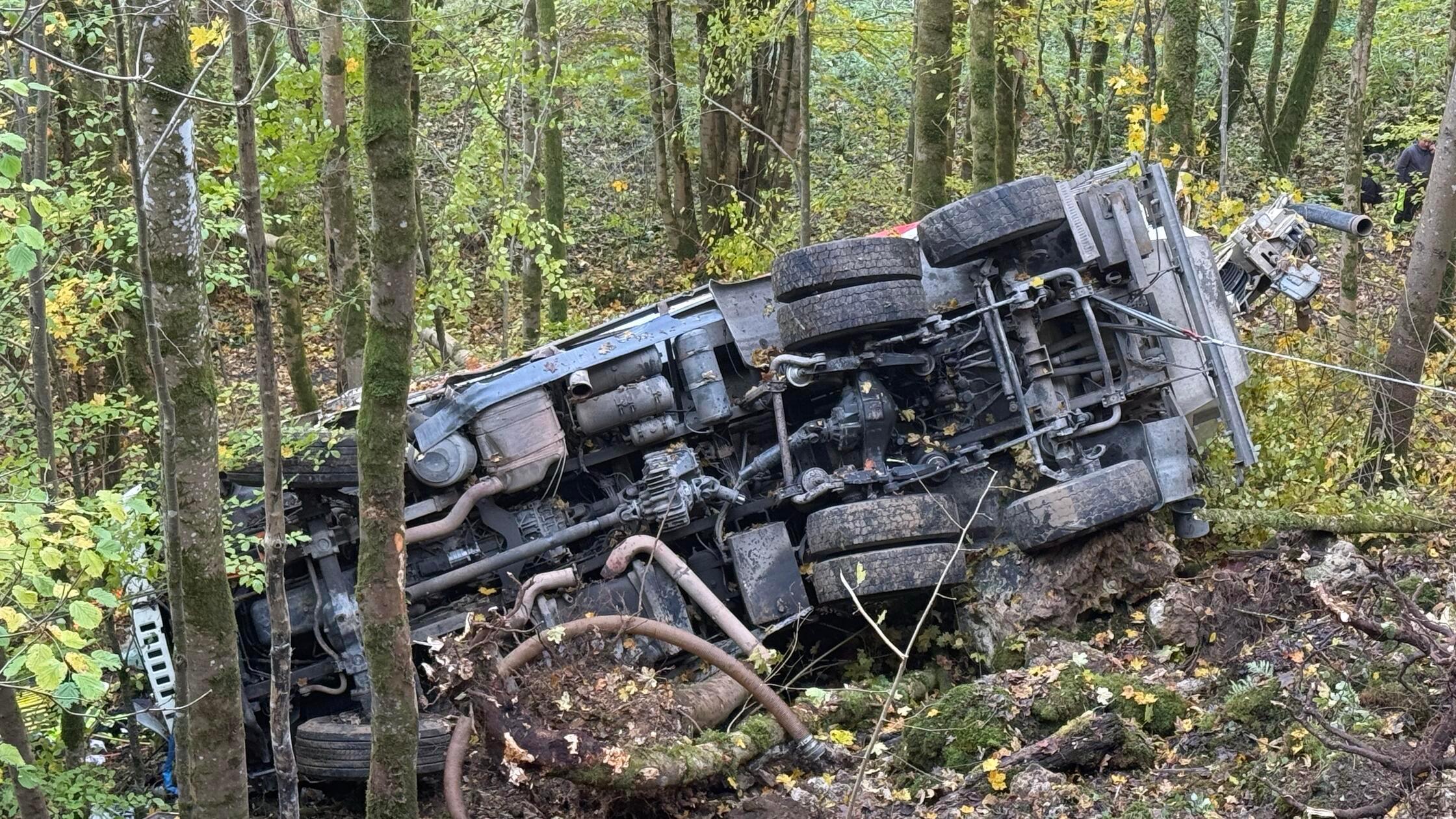 Bei einem schweren Lastwagenunfall in einem Waldge