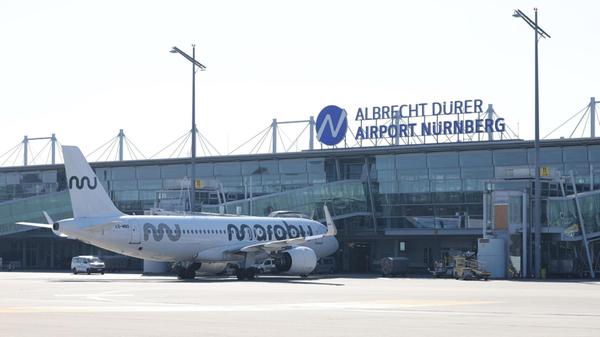 ARCHIV - 05.10.2026, Bayern, Nürnberg: Ein Flugzeu