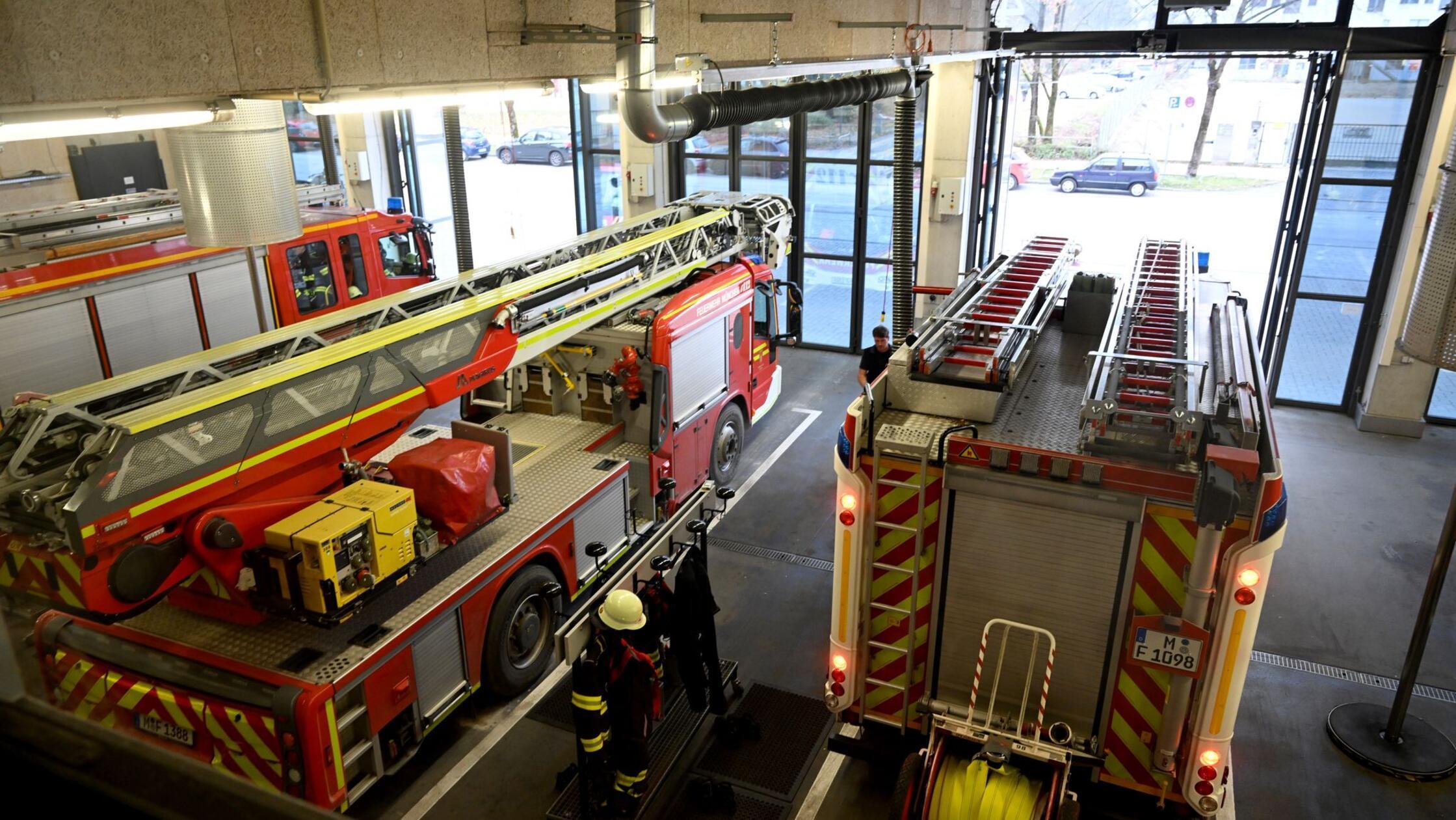 Einsatzwagen der Feuerwehr München fahren aus der 
