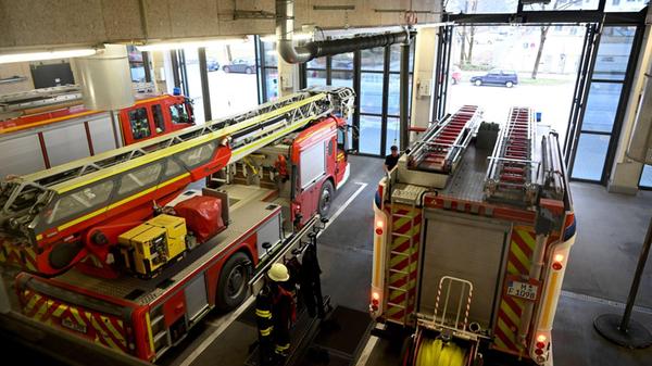 Einsatzwagen der Feuerwehr München fahren aus der