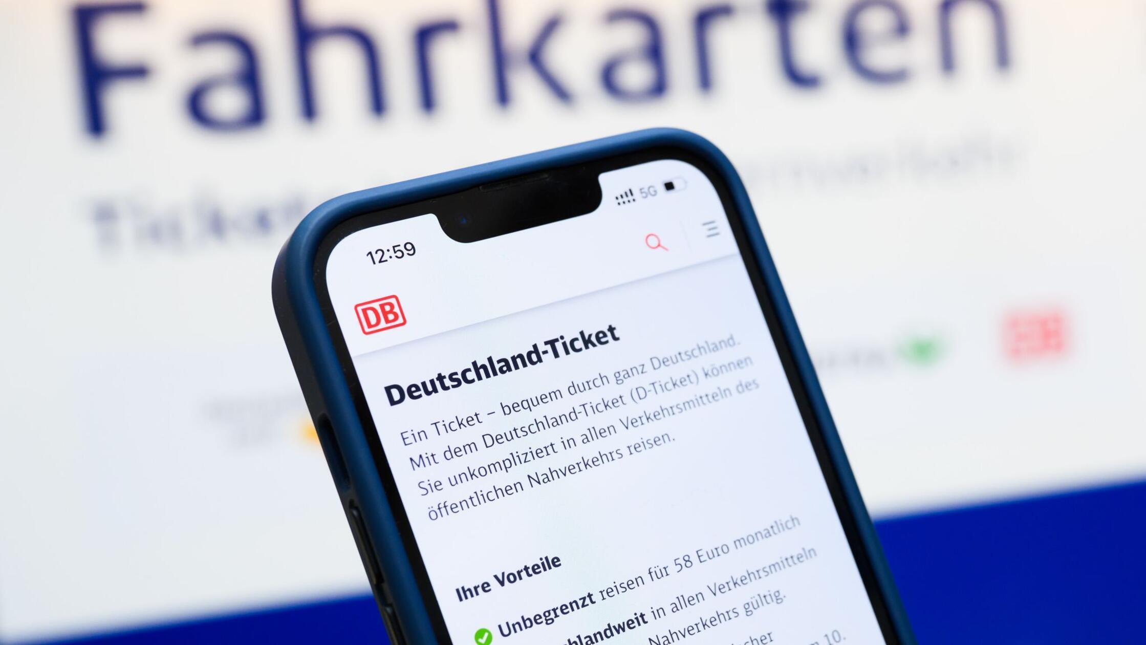 Eine Person hält ein Smartphone in der Hand, auf d