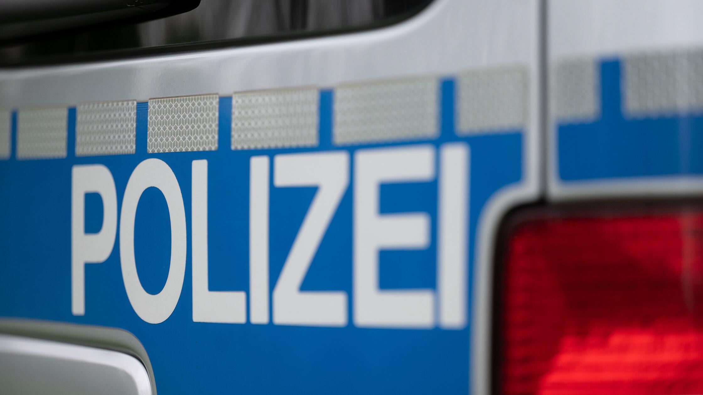 Das Wort Polizei ist auf einem Fahrzeug der Polize