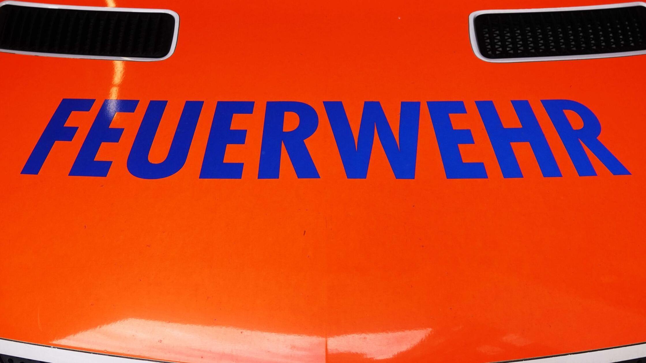 Auf einem Rettungswagen der Feuer- und Rettungswac