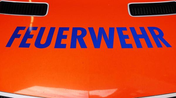 Auf einem Rettungswagen der Feuer- und Rettungswac