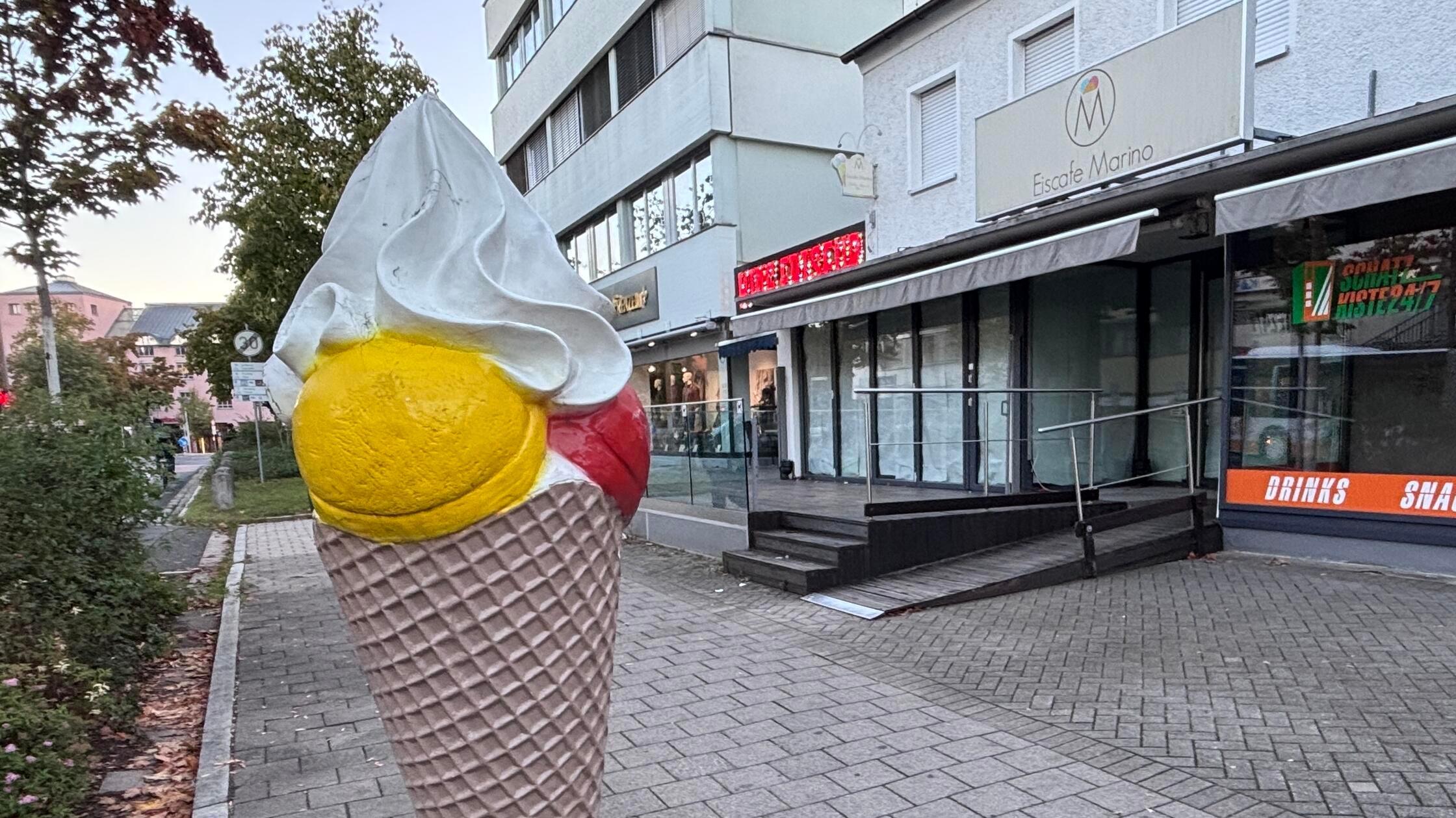 Scheiben sind abgeklebt: Aus für Eiscafé Marino in der Neumarkter ...