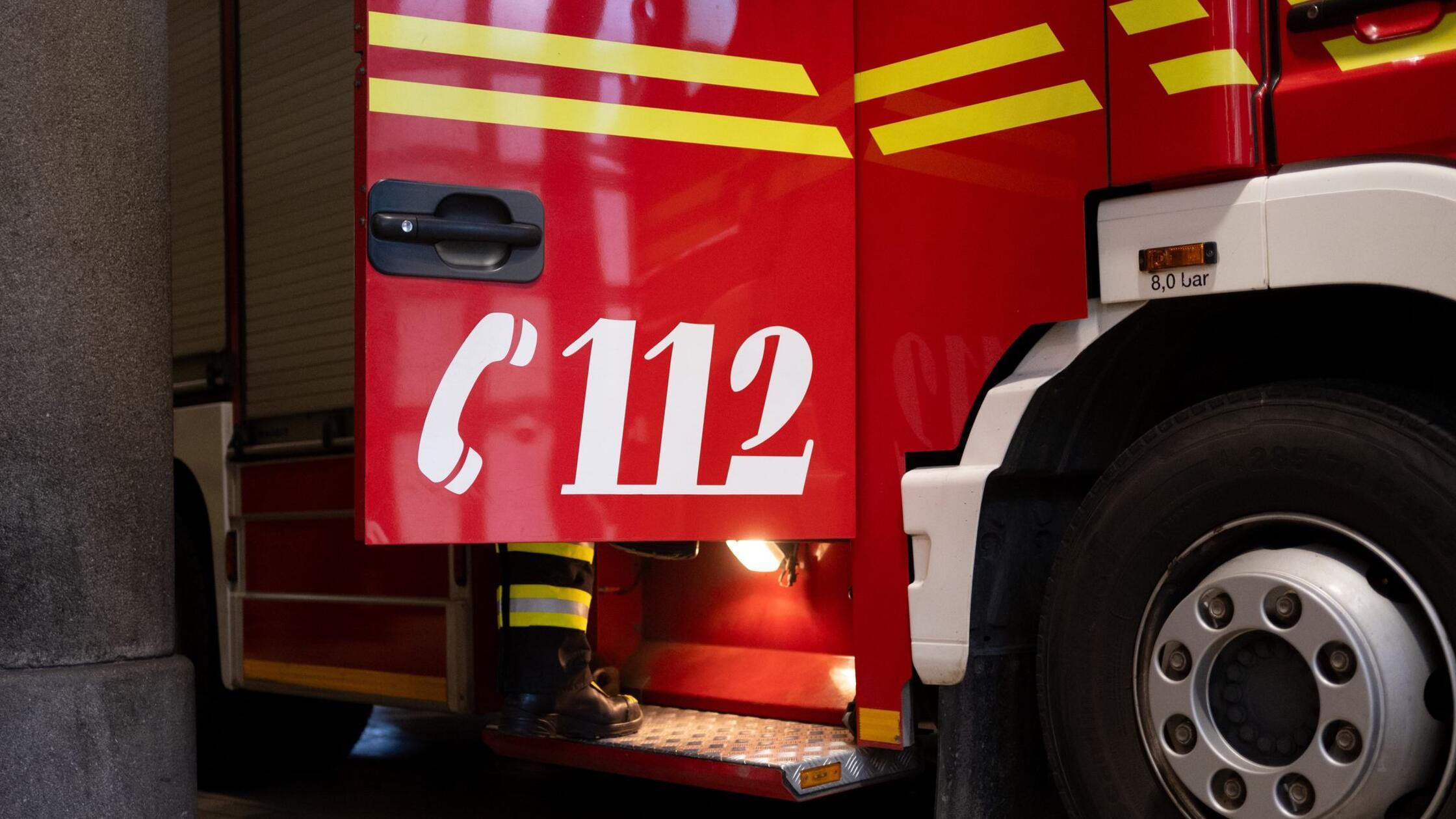 Ein Fahrzeug der Berufsfeuerwehr München steht an 