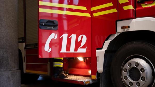 Ein Fahrzeug der Berufsfeuerwehr München steht an