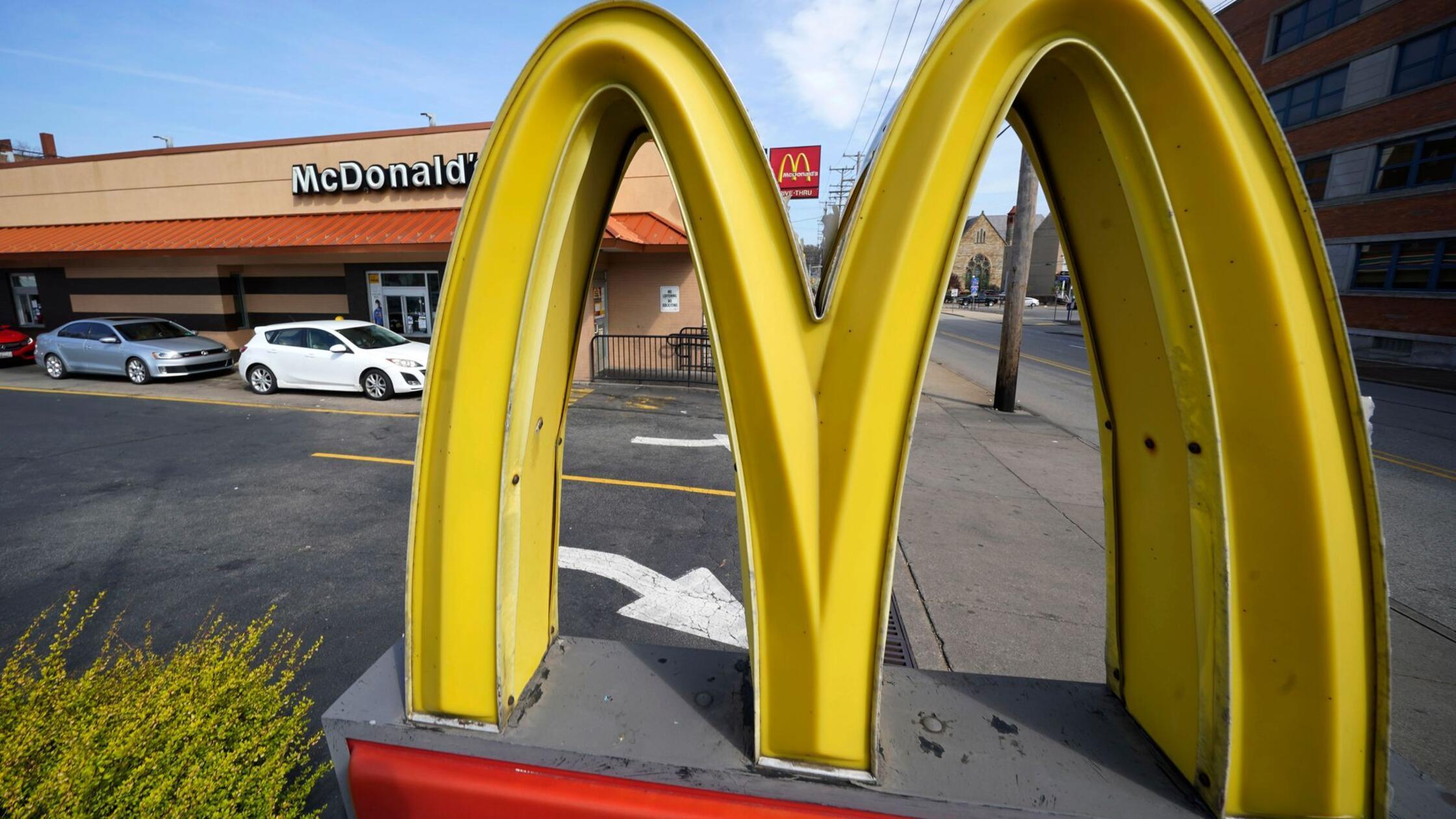 Ein McDonald's-Restaurantschild ist  vor einer McD