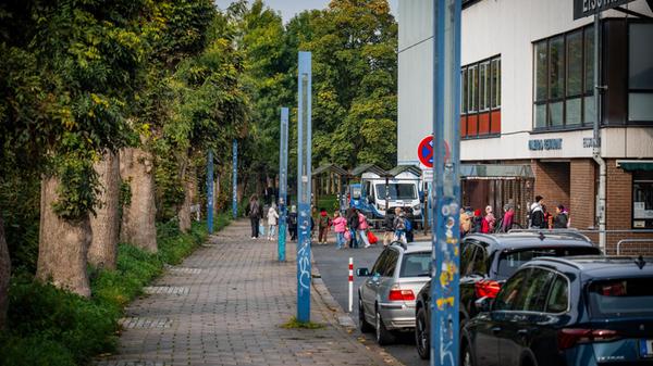 Übergriff auf Kind an Hallenbad: Unbekannter pack