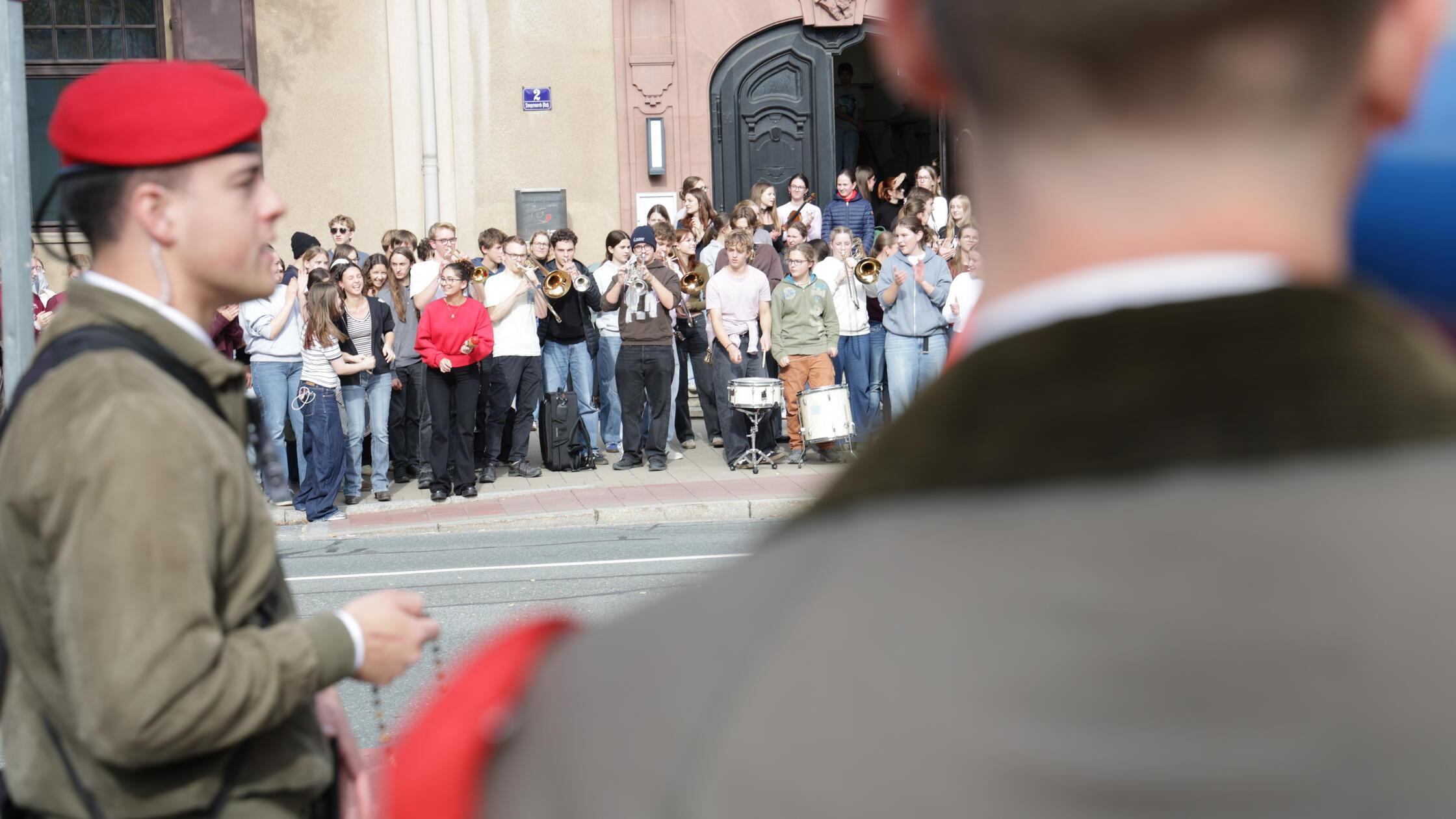 „Kreativ“: Schulleiter und Stadt zum Spontan-Protest gegen skurrile ...