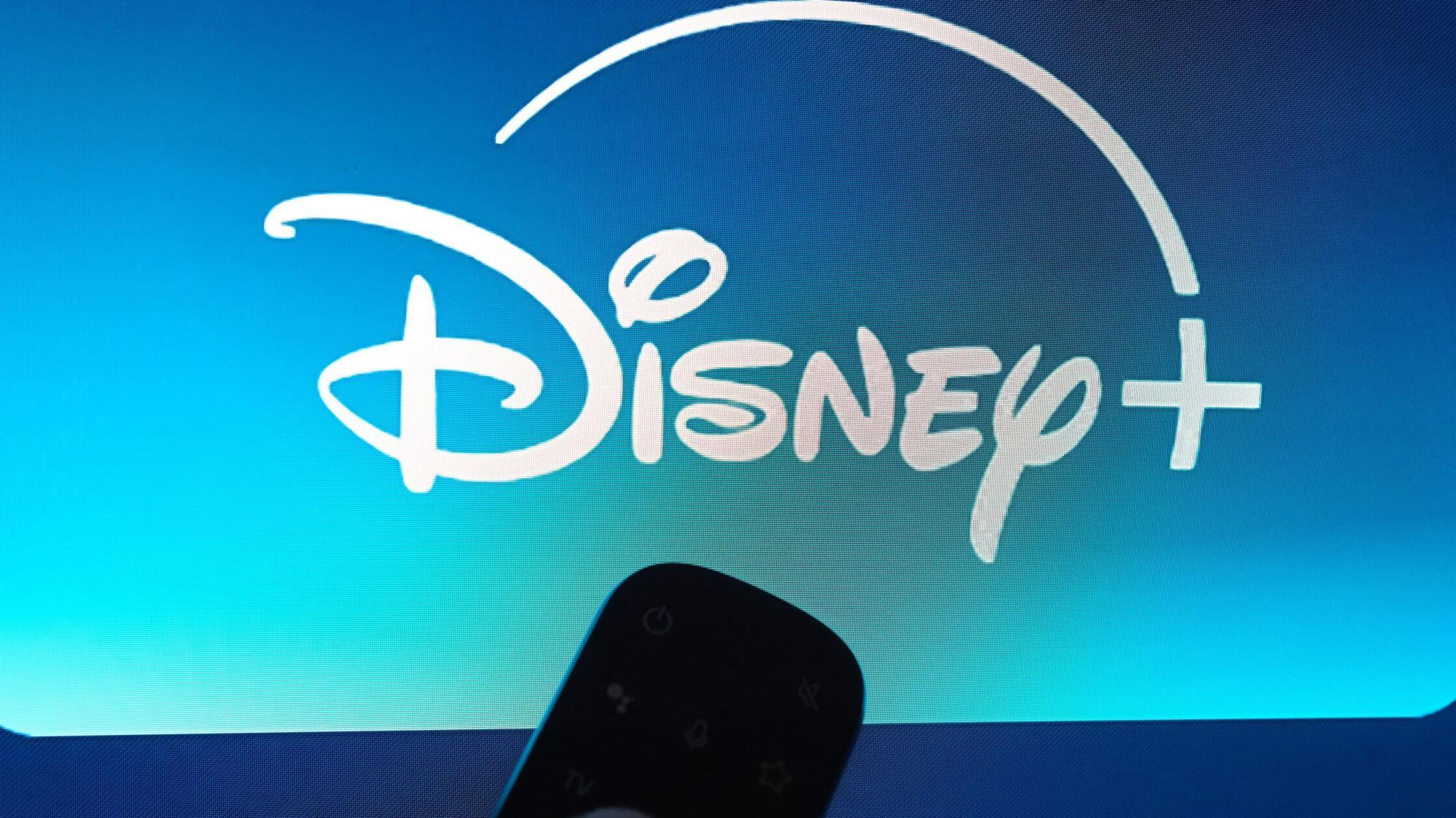 Auf einem Fernsehbildschirm wird das Logo des Stre