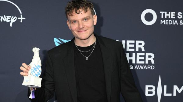 Der Schauspieler Johannes Hegemann steht bei der V