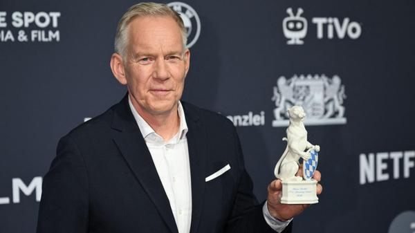 Der Moderator Johannes B. Kerner steht mit seinem