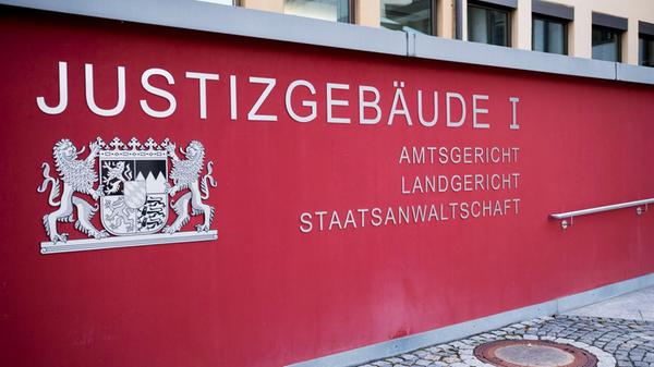 Auf einer Wand vor dem Gebäude des Landgerichts st